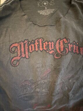 Mötley Crüe Gray Graphic Tee — S